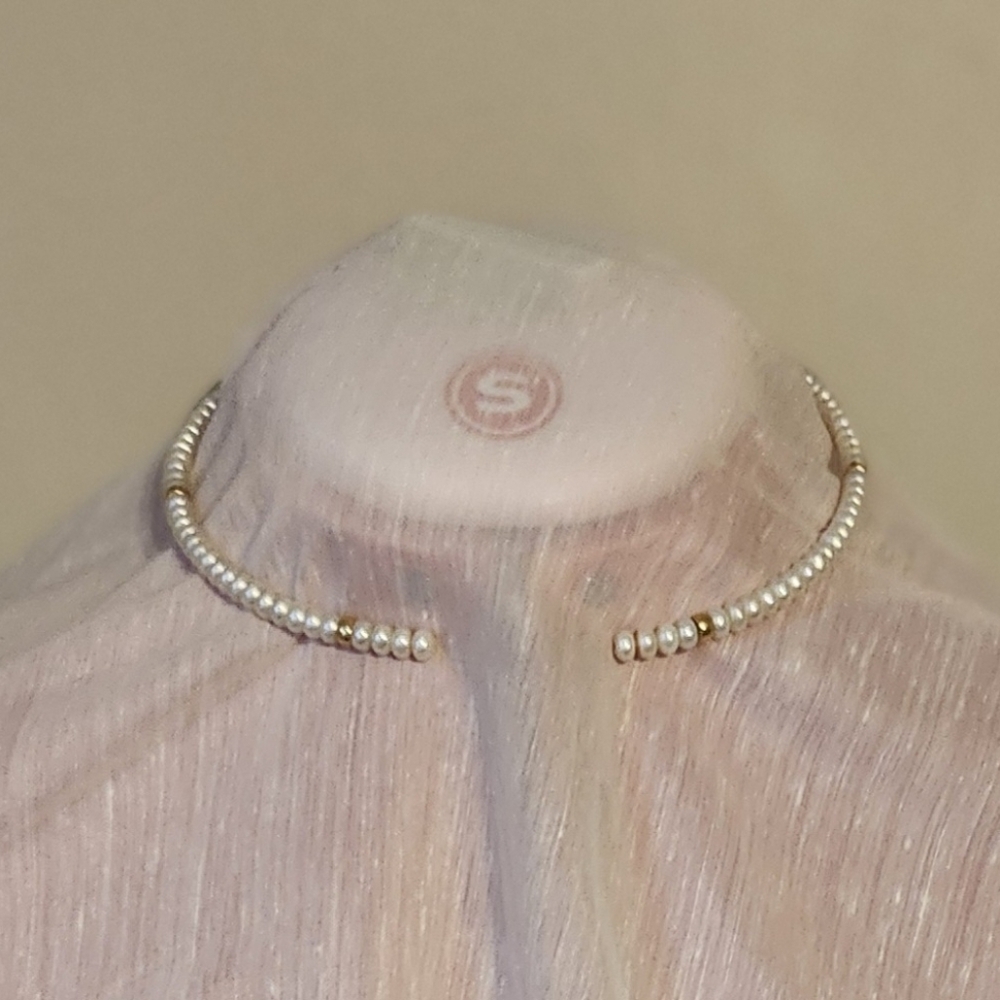 Elegant Pearl Necklace with Gold Accents - Picture 3 of 3
